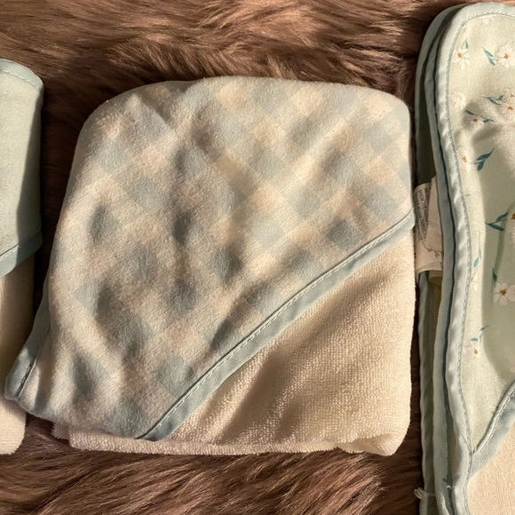 5/$25 3 Baby hooded bath towels - Picture 3 of 4